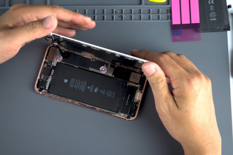 Thay pin iPhone 8 4