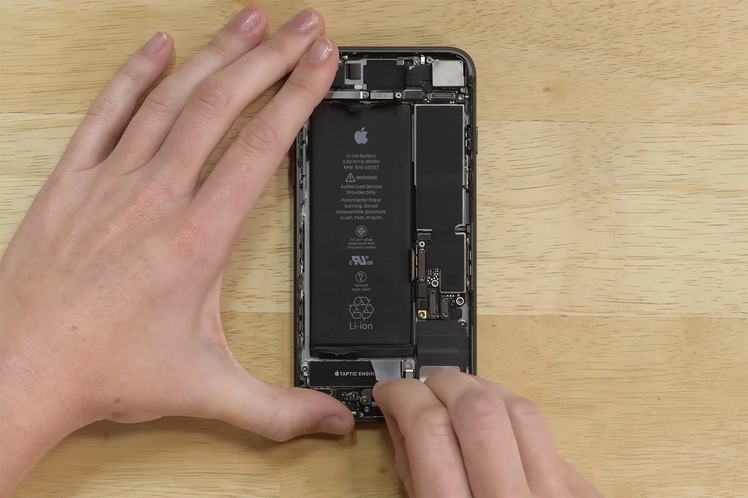 Thay pin iPhone 8 5