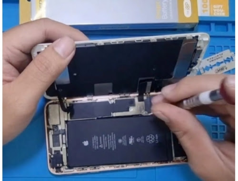 Thay pin iPhone 8 6