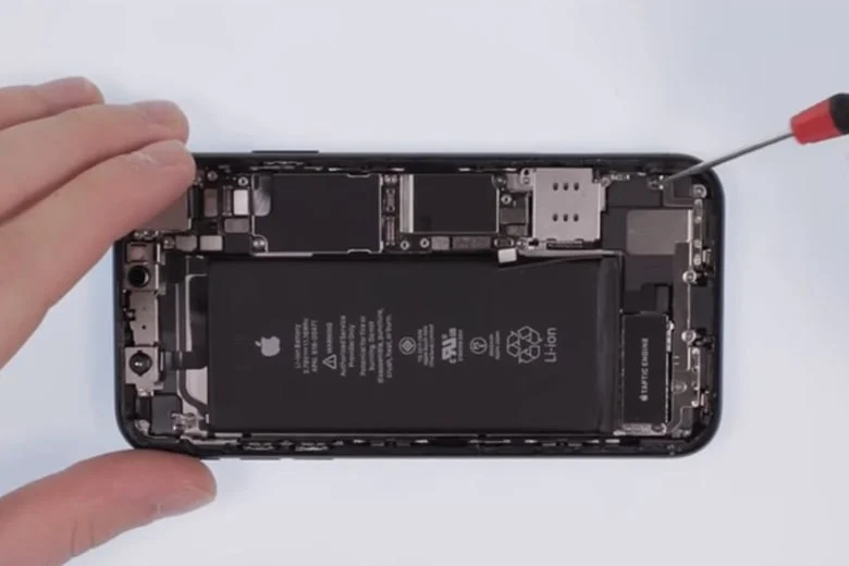 Thay pin iPhone XR 3