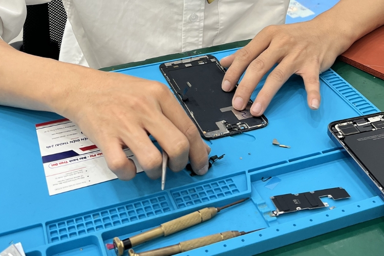 Thay màn hình iPhone 15 Plus 5