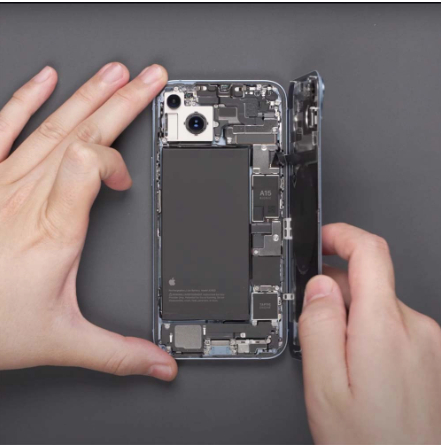 Thay pin iPhone 15 Plus 2