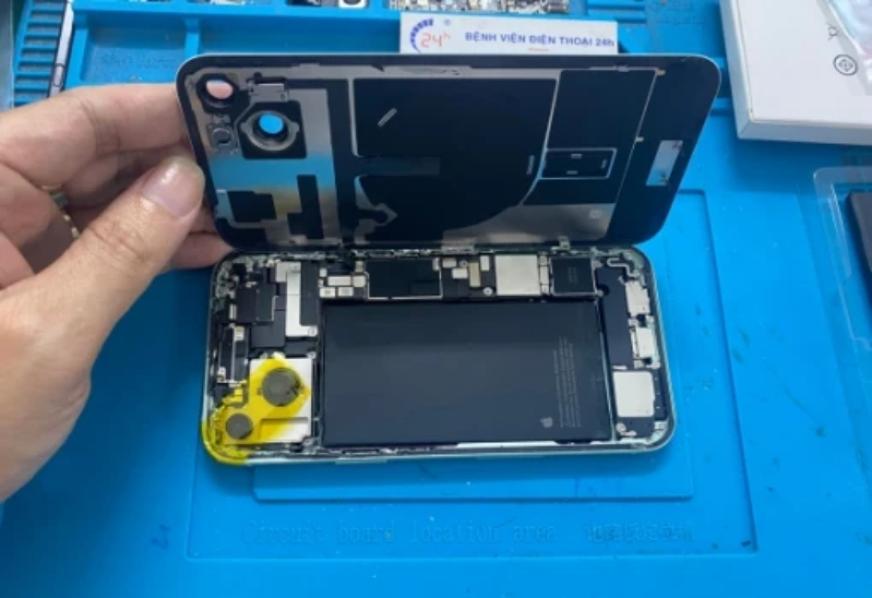 Thay pin iPhone 15 Plus 3