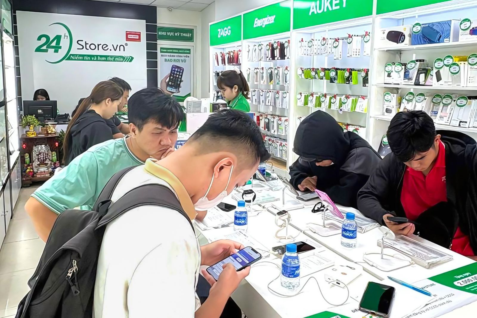 Thay pin iPhone 15 Plus 9