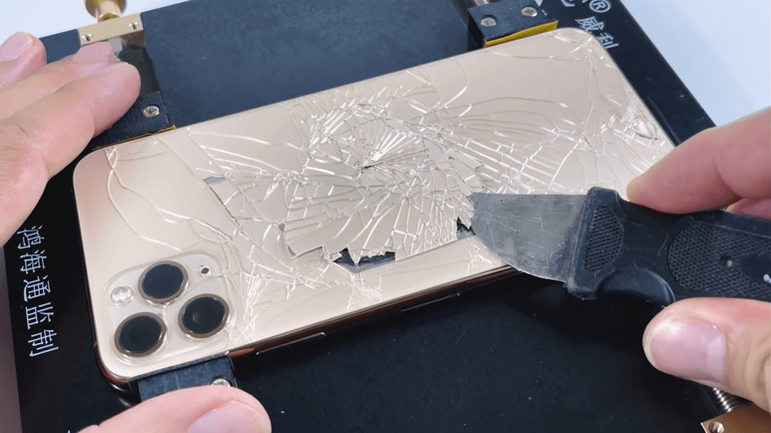 Thay kính lưng iPhone 11 Pro Max 4
