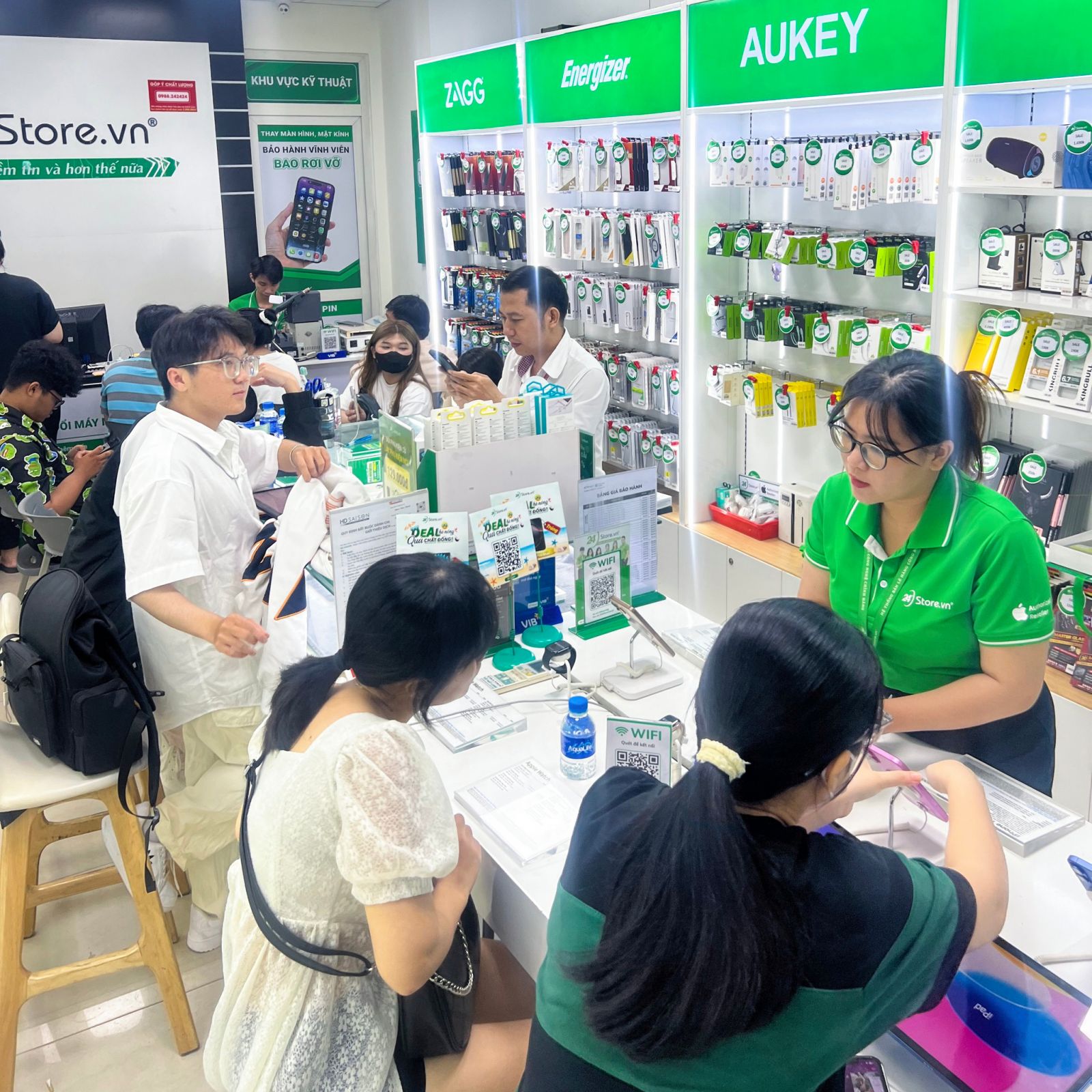 Thay kính lưng iPhone 11 5
