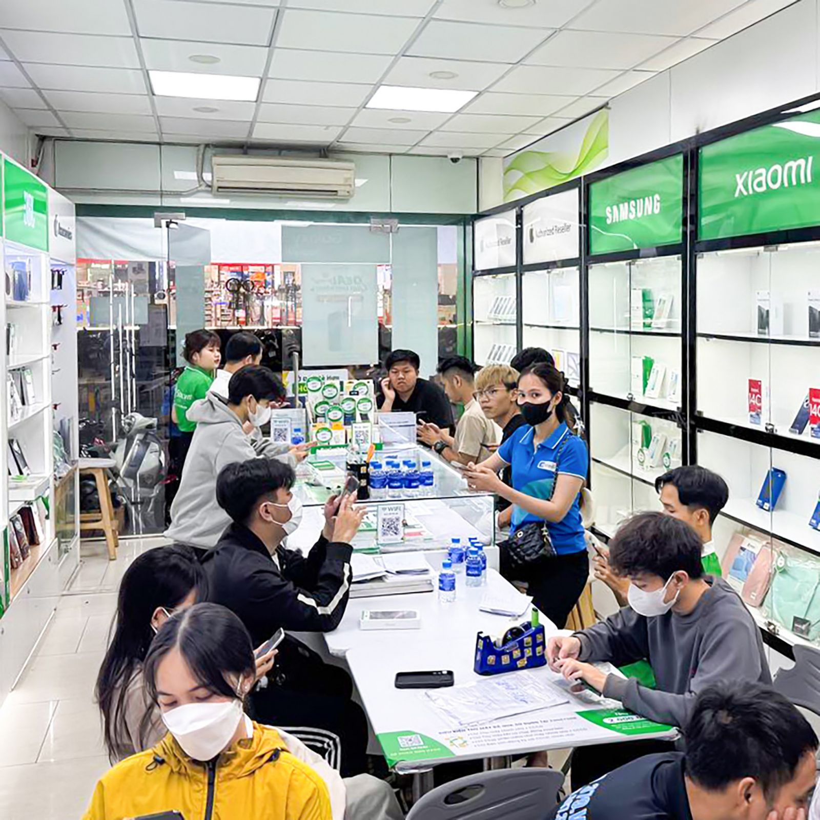 Thay kính lưng iPhone 11 7