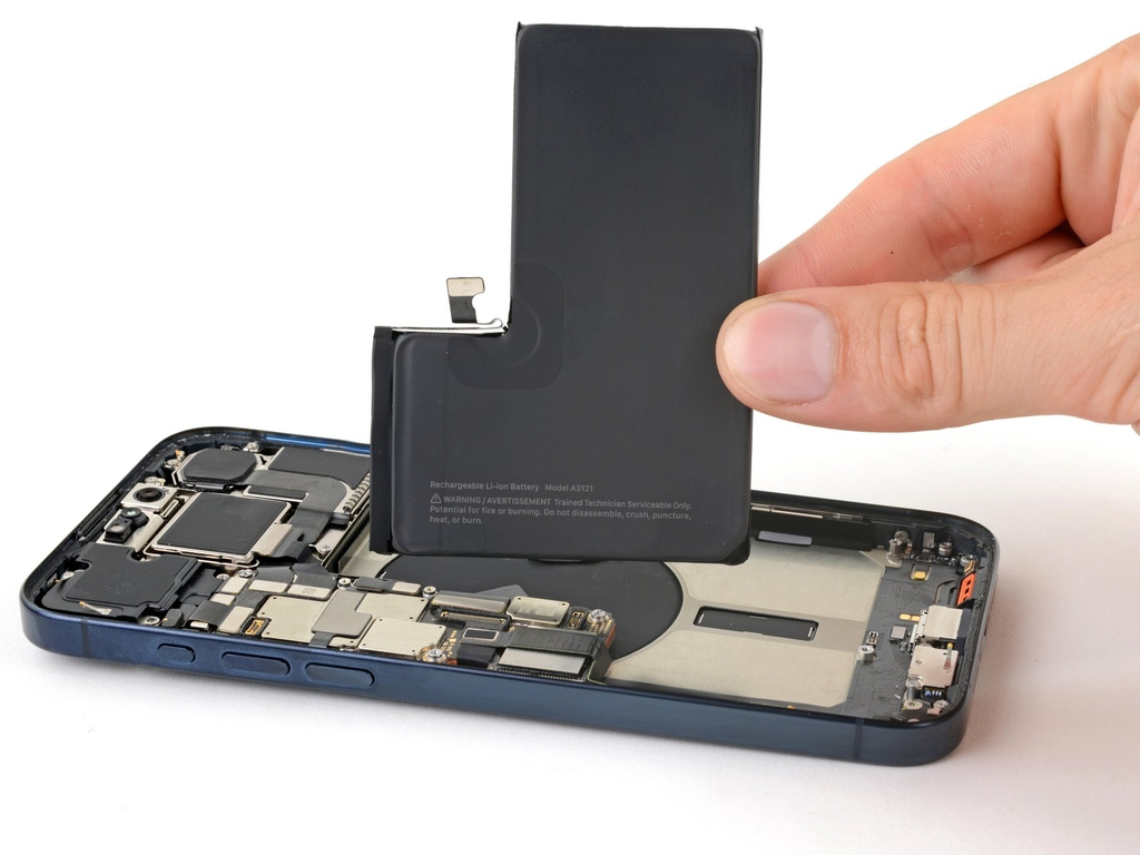 Thay pin iPhone 15 Pro Max 1
