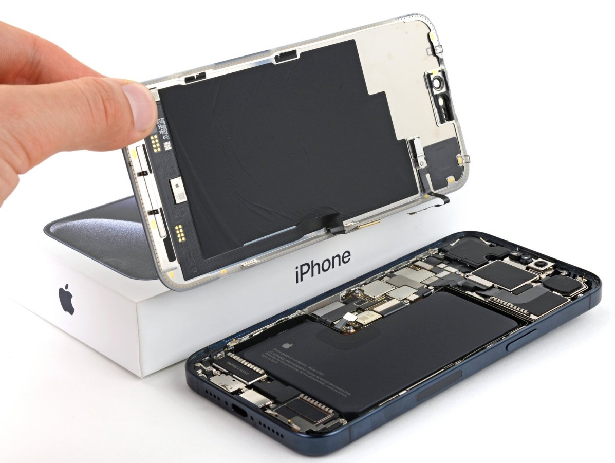 Thay pin iPhone 15 Pro Max 6
