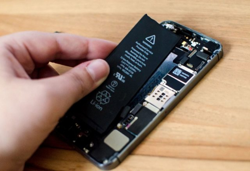 Thay pin iPhone 5S 1