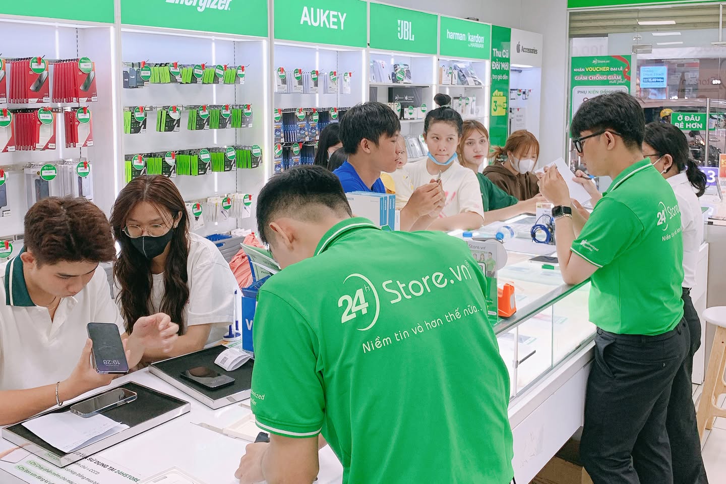 6. Vì sao nên mua Samsung Galaxy A35 5G 8GB/128GB Cũ tại 24hStore?