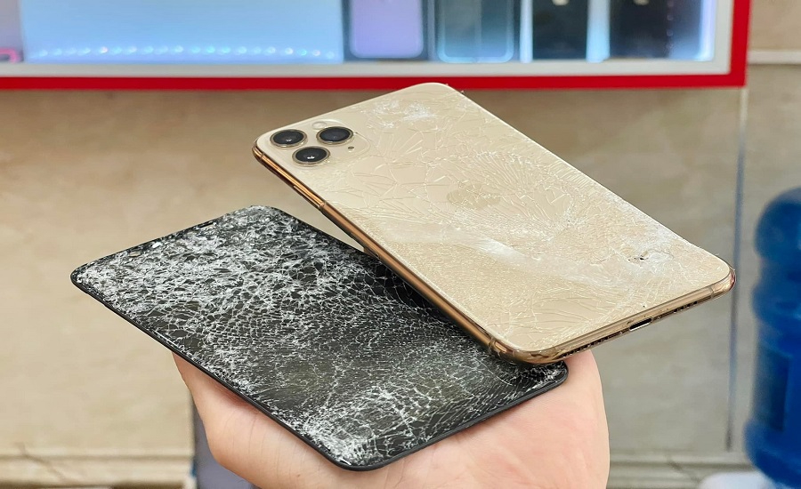 Thay kính lưng iPhone 11 Pro 4