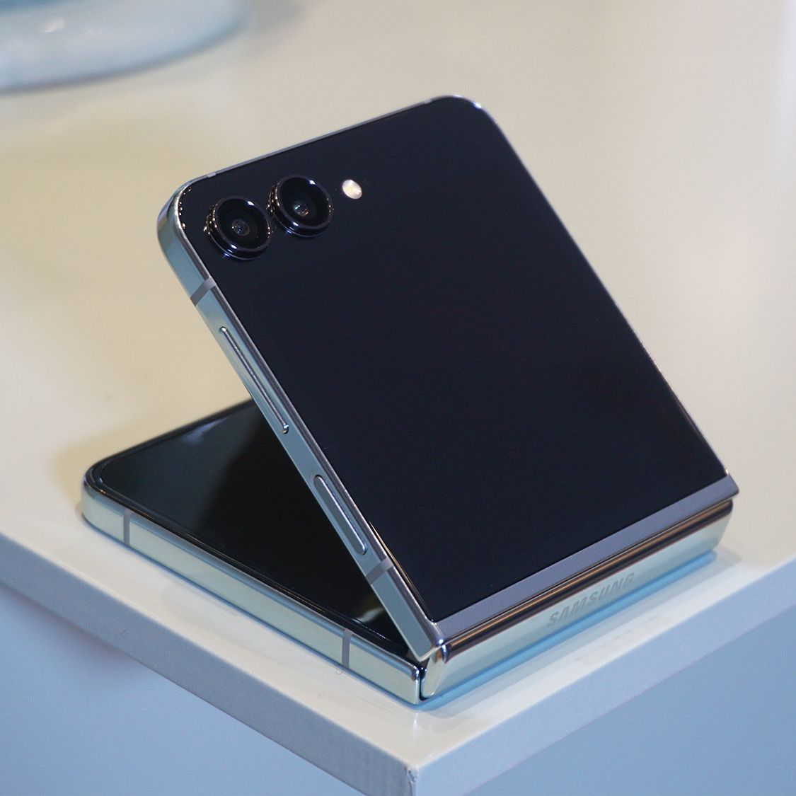 Samsung Galaxy Z Flip6 12GB/512GB Chính Hãng