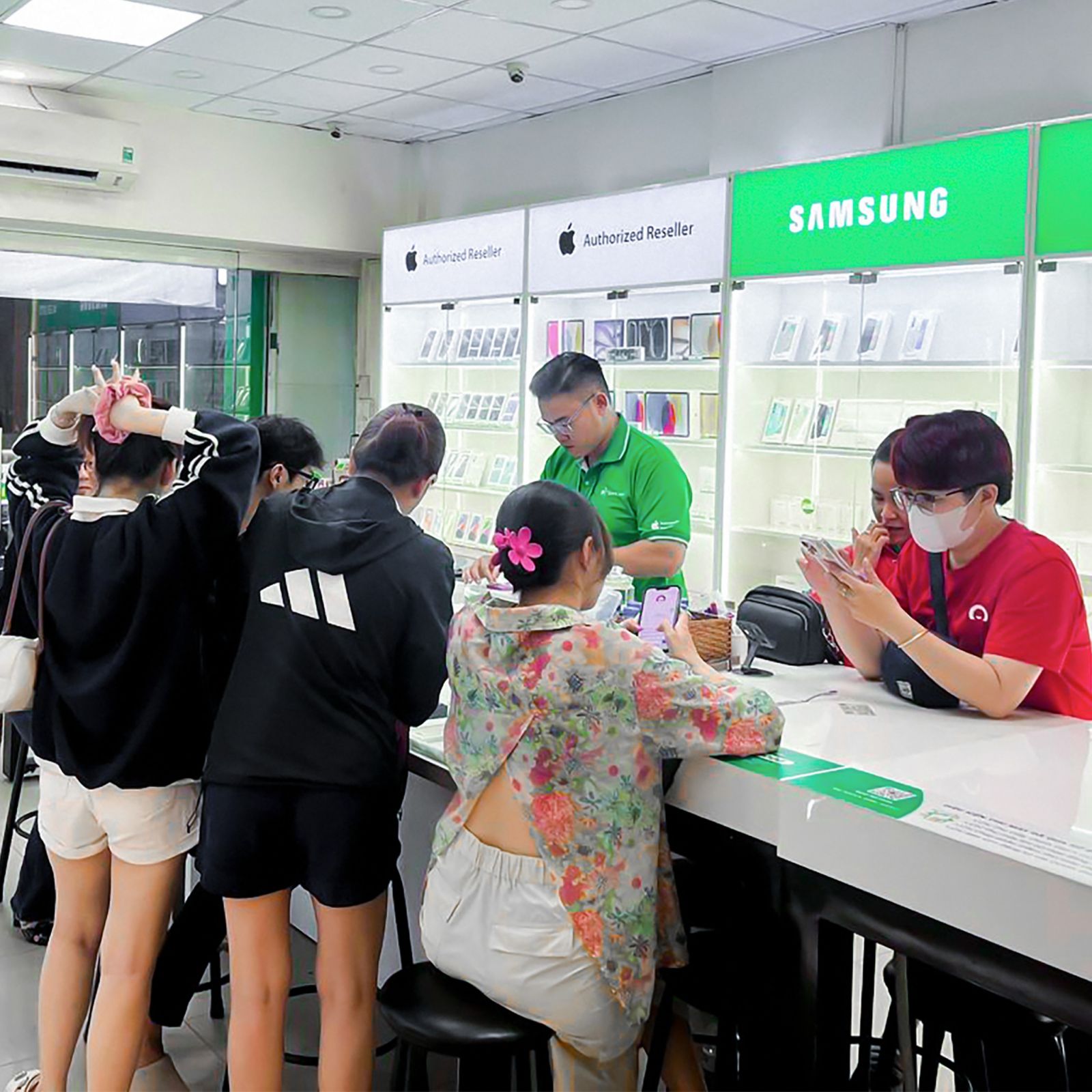 Thay kính lưng iPhone 12 Mini 7