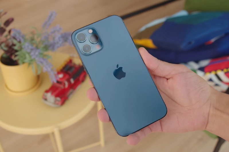Thay kính lưng iPhone 12 Pro 4