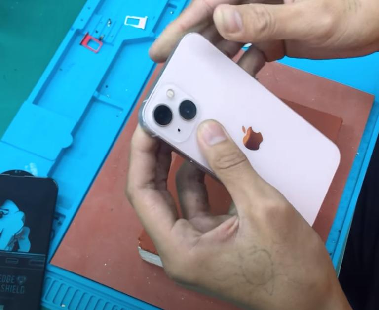 Thay kính lưng iPhone 13 3