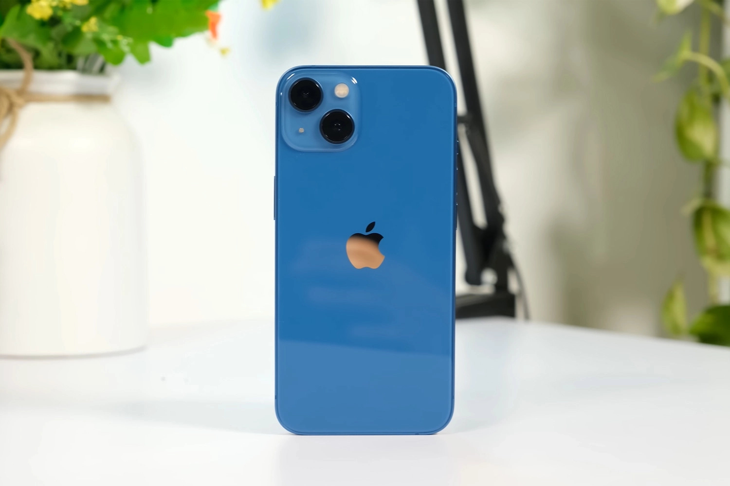 Thay kính lưng iPhone 13 4