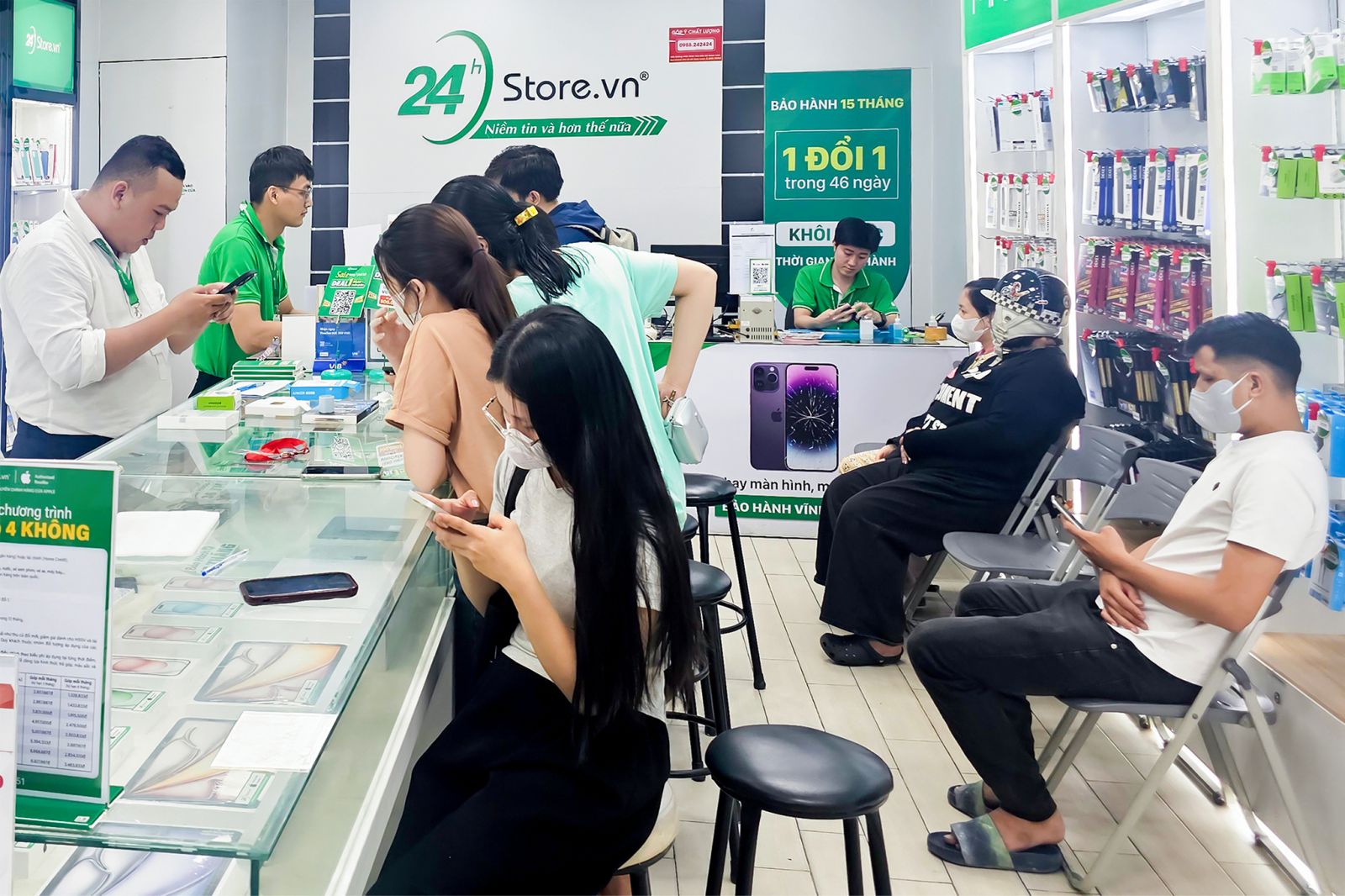 Thay kính lưng iPhone 13 7
