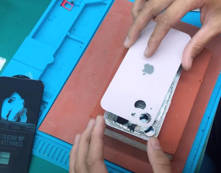 Thay kính lưng iPhone 13 Mini 5