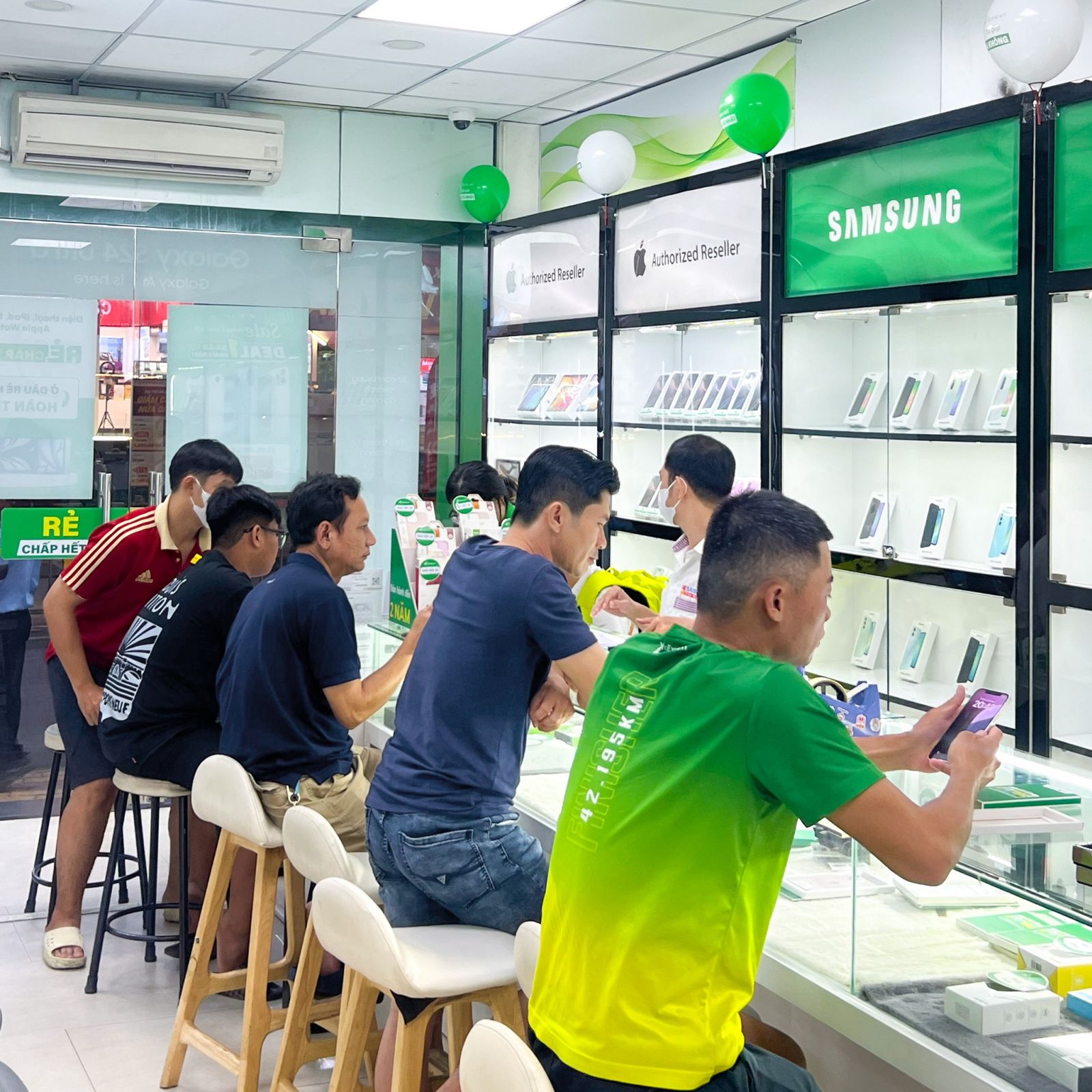 Thay kính lưng iPhone 13 Mini 7