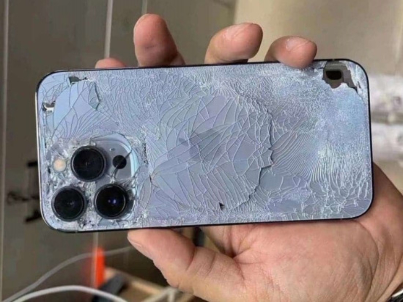 Thay kính lưng iPhone 13 Pro 3