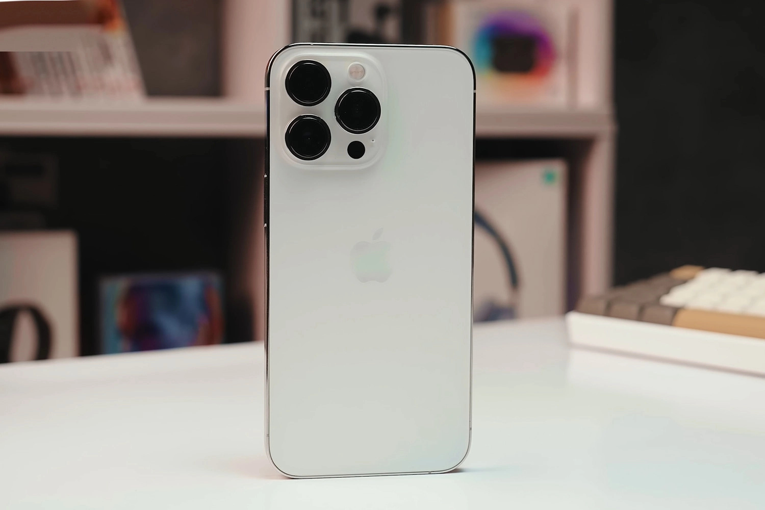 Thay kính lưng iPhone 13 Pro Max 5
