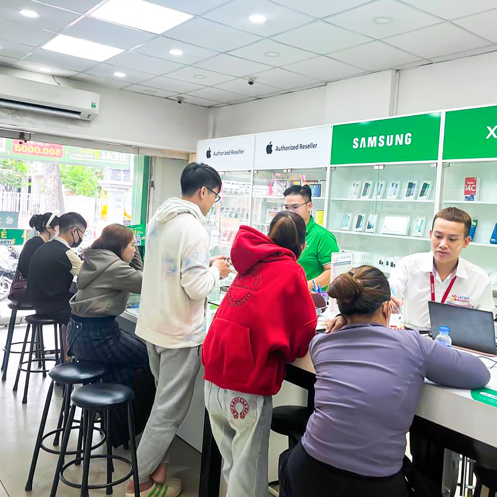 Thay kính lưng iPhone 13 Pro Max 7