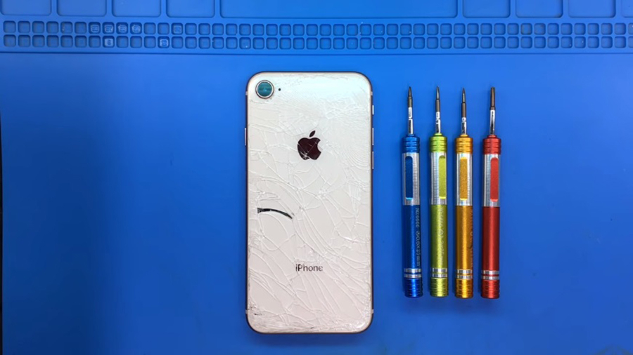 Thay kính lưng iPhone 8 1