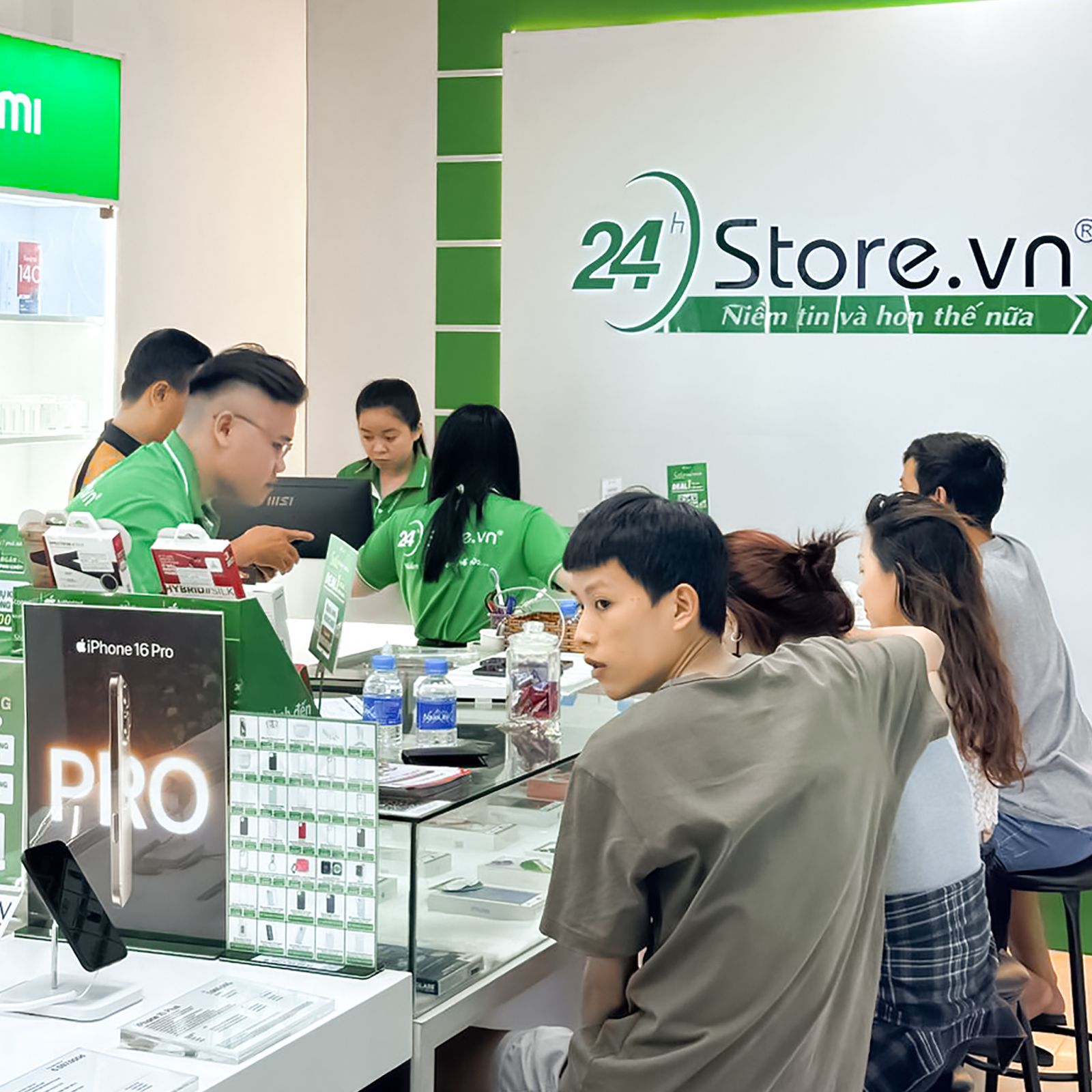 Thay kính lưng iPhone 8 Plus 6