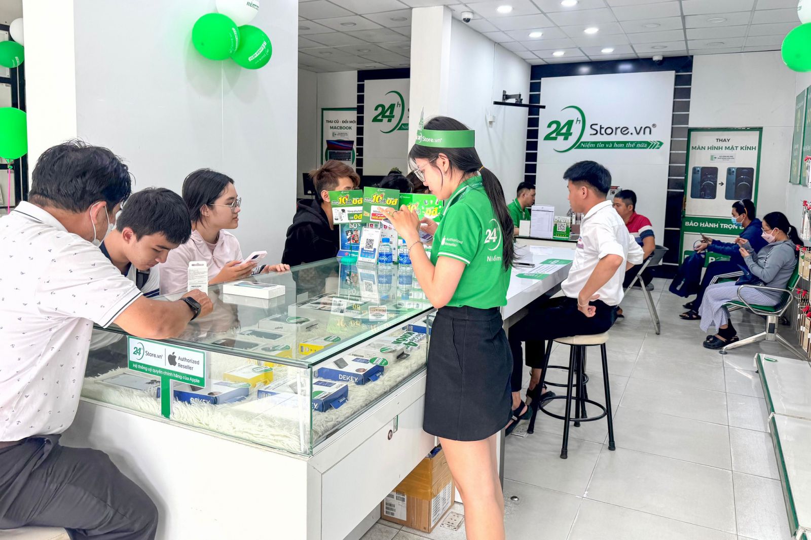 Thay kính lưng iPhone 14 Plus 7 Thay kính lưng iPhone 14 Plus 7