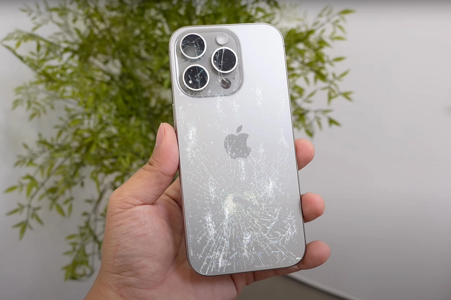 Thay mặt kính iPhone 16 Pro Max 3