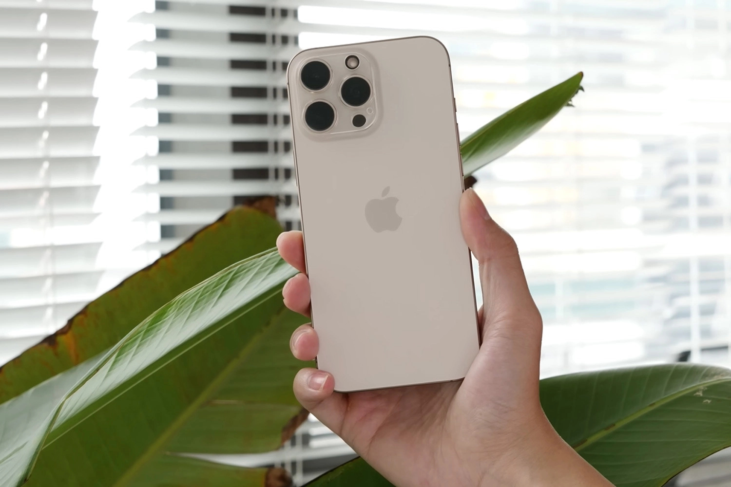 Thay mặt kính iPhone 16 Pro Max 4