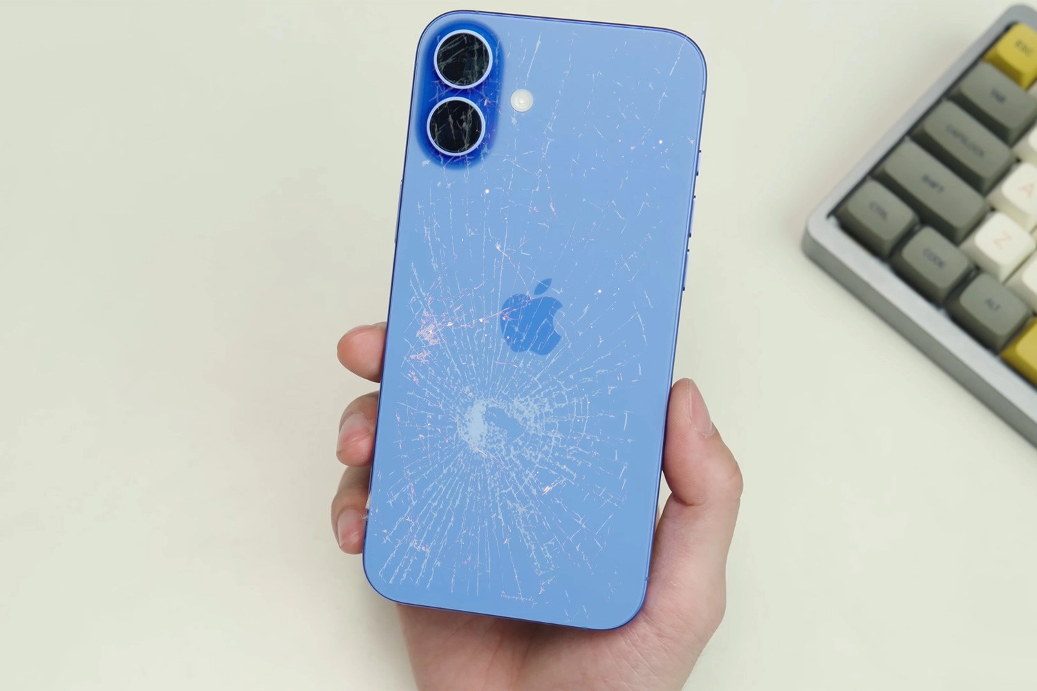 Thay kính lưng iPhone 16