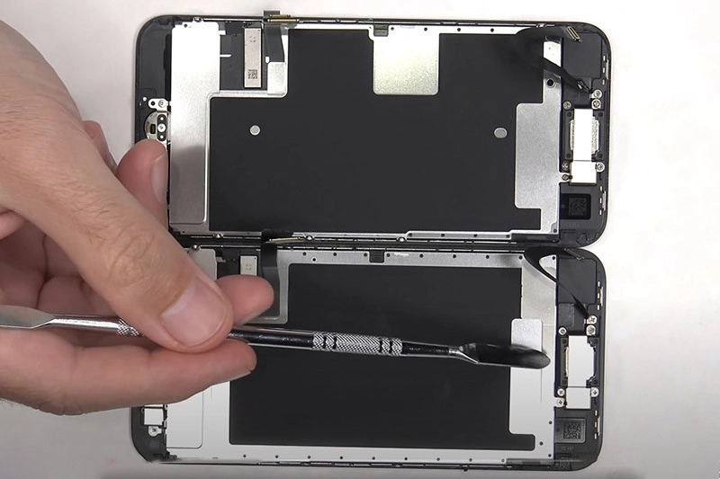 Thay màn hình iPhone SE 2022 2
