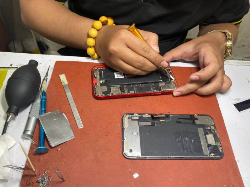 Thay màn hình iPhone SE 2022 4
