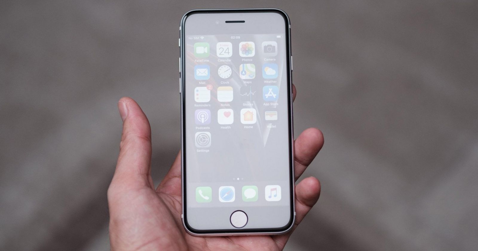 Thay màn hình iPhone SE 2020 6