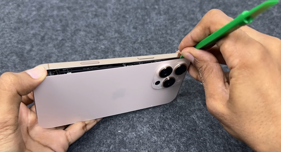 Thay kính lưng iPhone 16 Pro 3