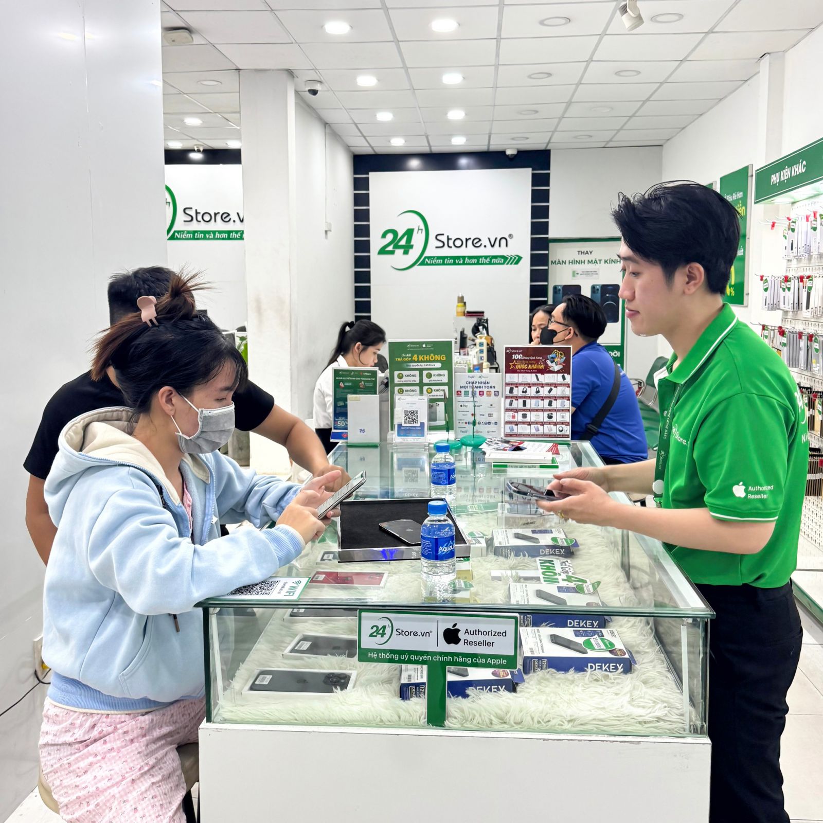 Thay kính lưng iPhone XS Max 6