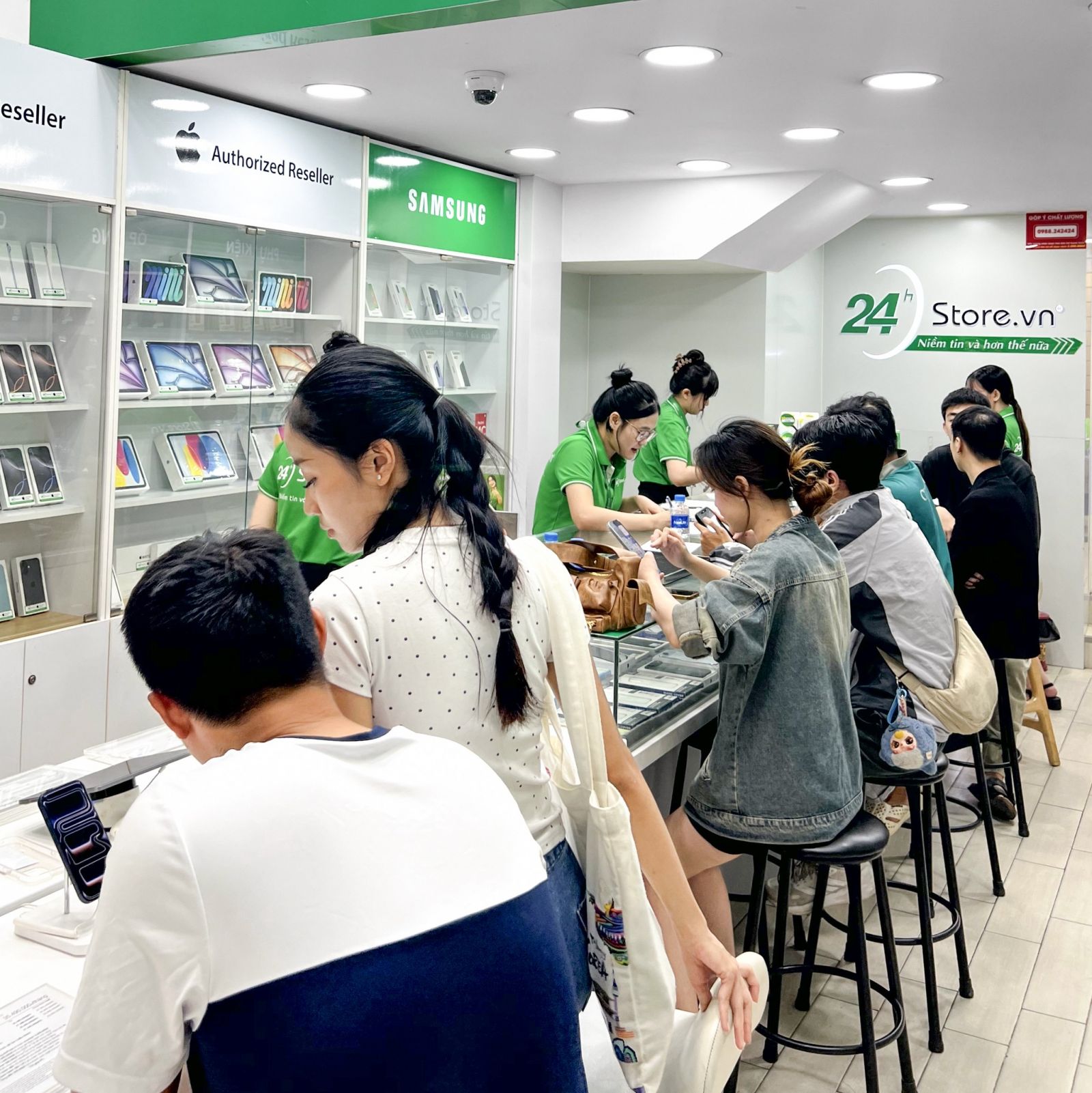 7. V&igrave; sao bạn n&ecirc;n chọn dịch vụ sửa lỗi kh&ocirc;ng cảm biến xoay iPhone 17 Pro Max tại 24hStore