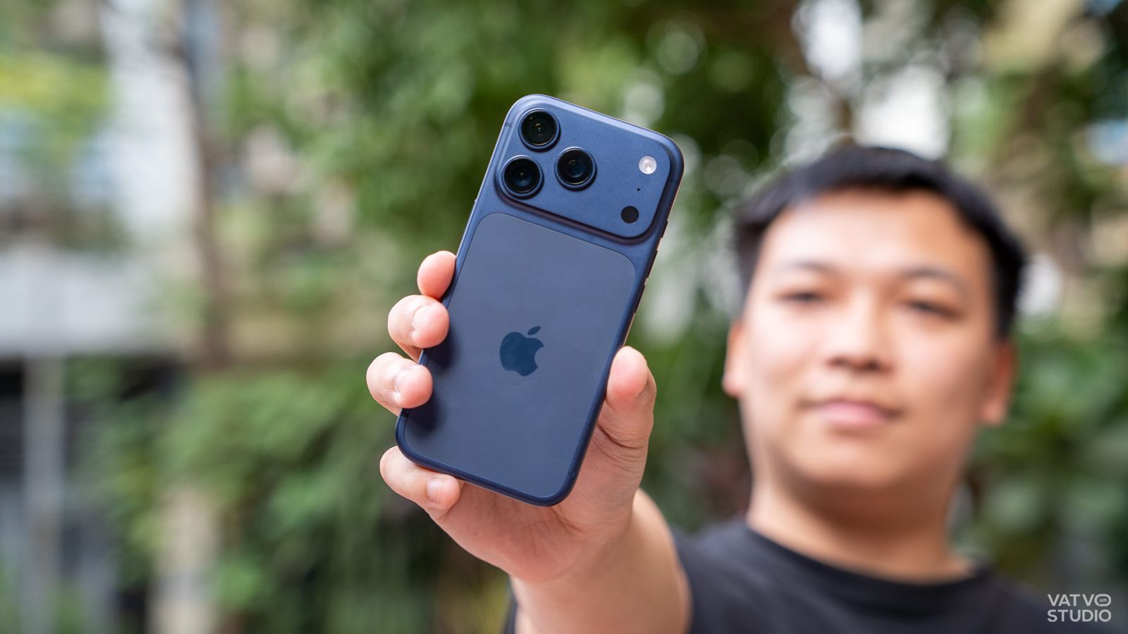 Thay chu&ocirc;ng iPhone 17 Pro 4