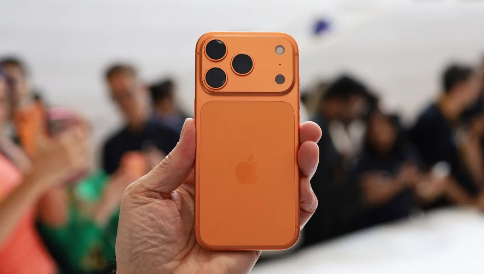 Thay chu&ocirc;ng iPhone 17 Pro Max 3