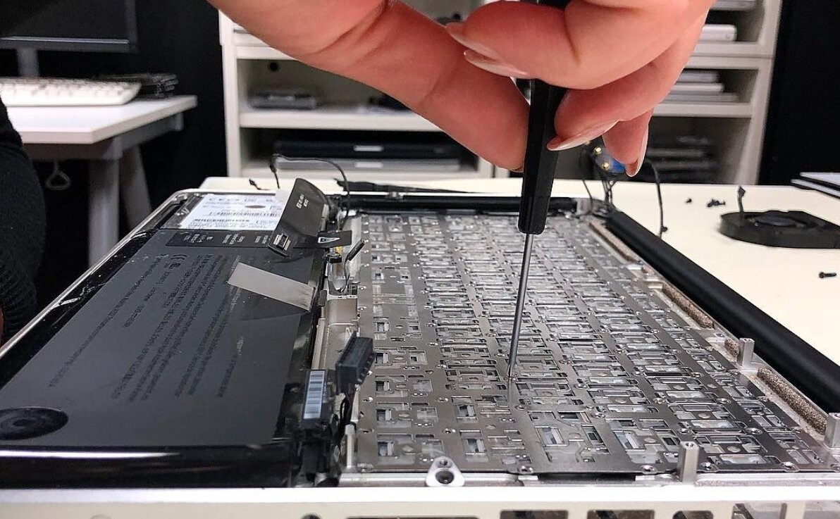 Quy tr&igrave;nh thay b&agrave;n ph&iacute;m MacBook chuy&ecirc;n nghiệp