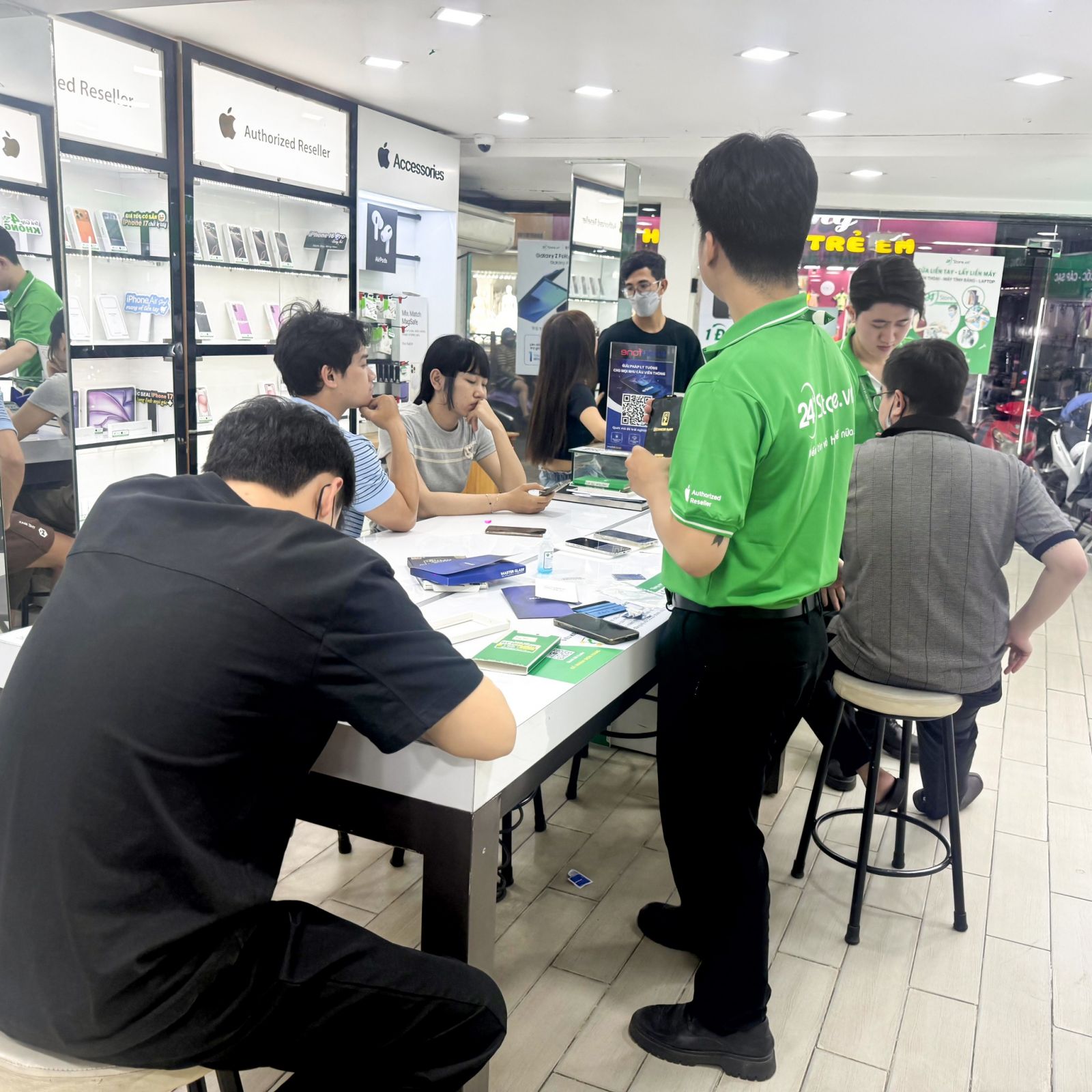 8. V&igrave; sao bạn n&ecirc;n chọn dịch vụ sửa lỗi kh&ocirc;ng cảm biến xoay iPhone 17 Pro tại 24hStore