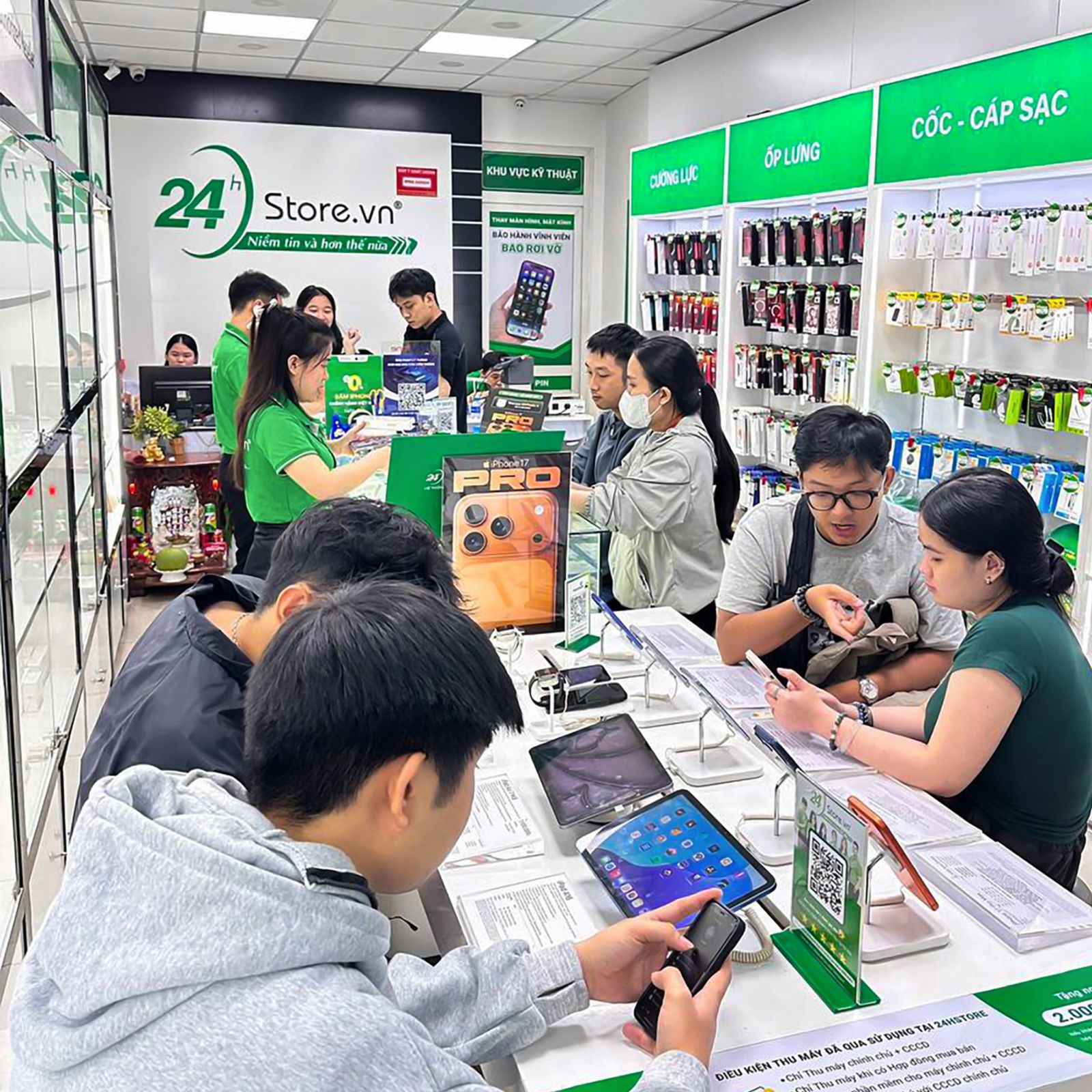 8. V&igrave; sao bạn n&ecirc;n chọn dịch vụ sửa lỗi kh&ocirc;ng cảm biến xoay iPhone 17 tại 24hStore