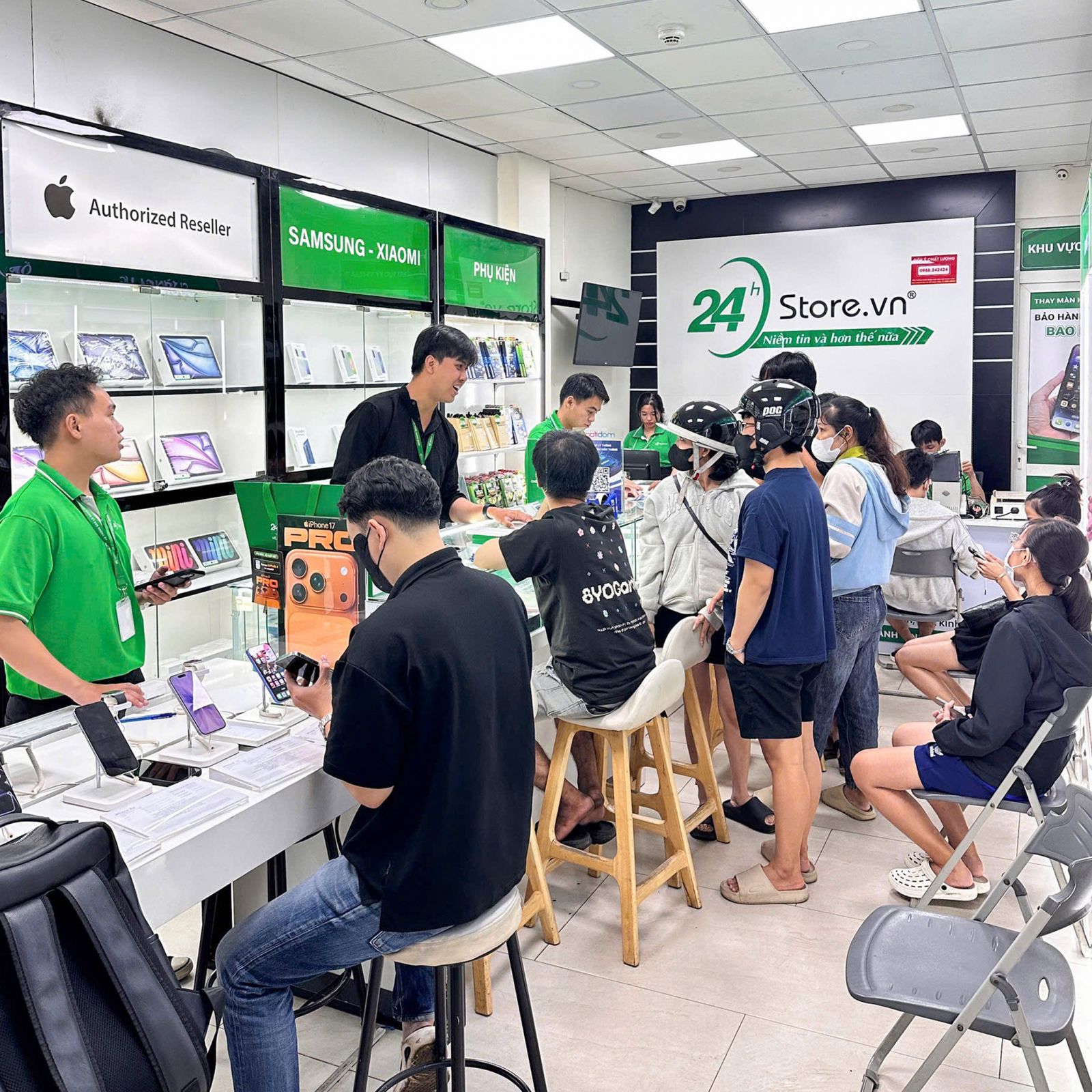 8. V&igrave; sao bạn n&ecirc;n chọn dịch vụ sửa lỗi kh&ocirc;ng cảm biến xoay iPhone 17 tại 24hStore