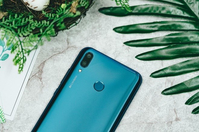 Thay k&iacute;nh camera sau Huawei Y9 2019