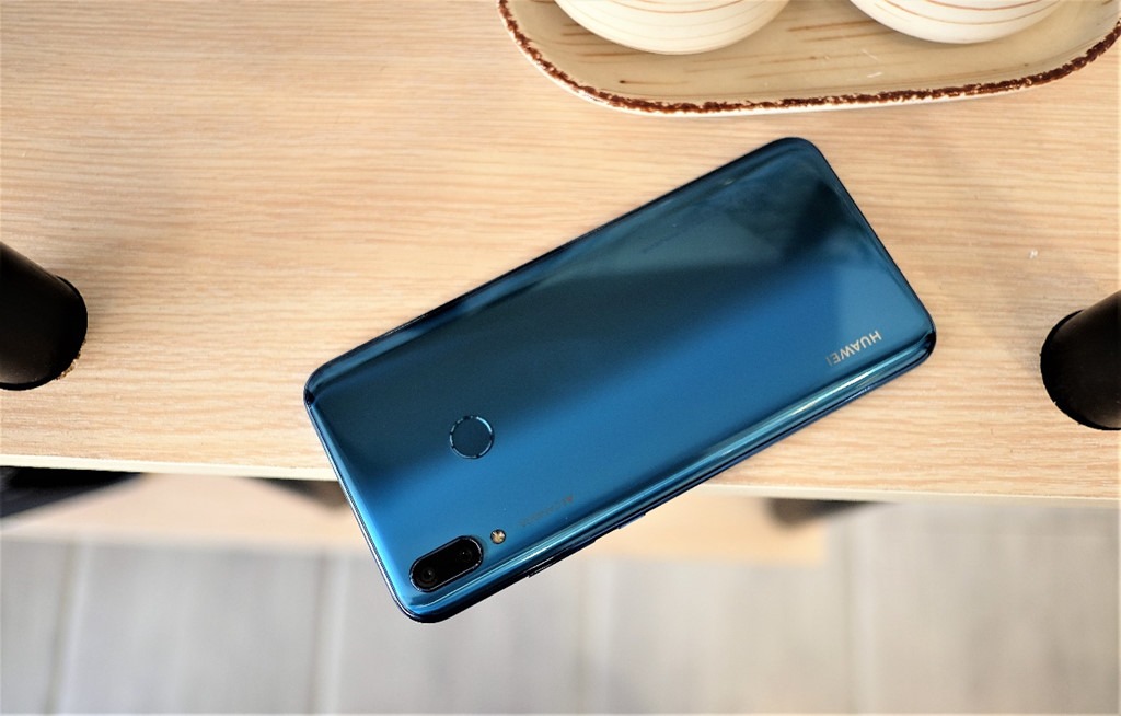 Thay k&iacute;nh camera sau Huawei Y9 2019
