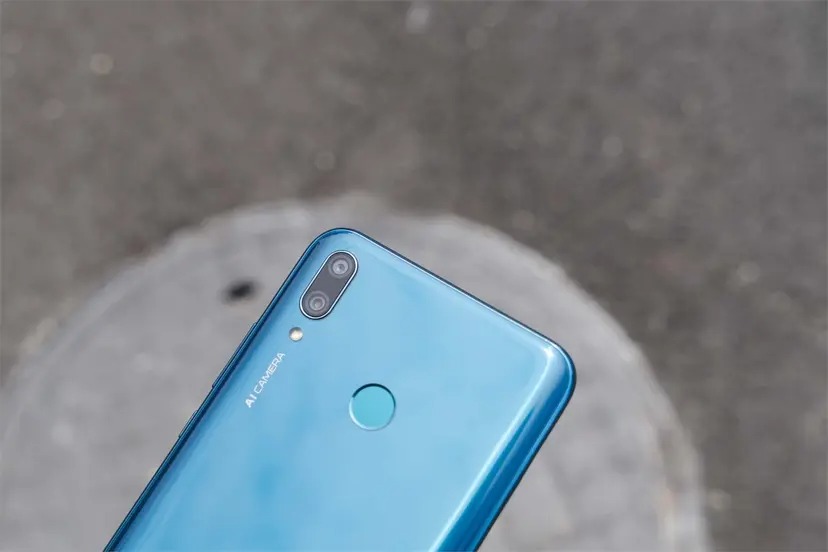 Thay k&iacute;nh camera sau Huawei Y9 2019
