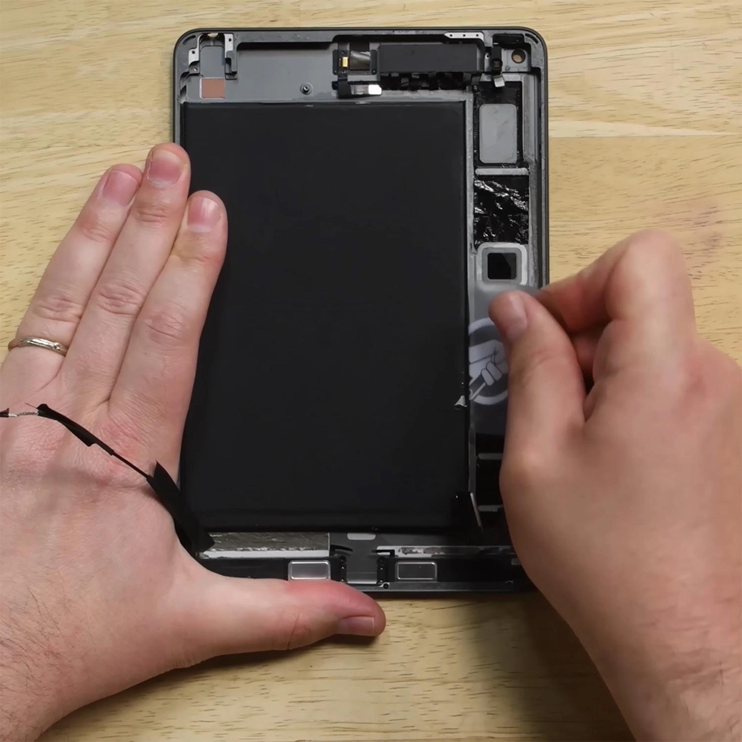 Thay pin iPad Mini 5 WiFi A2133