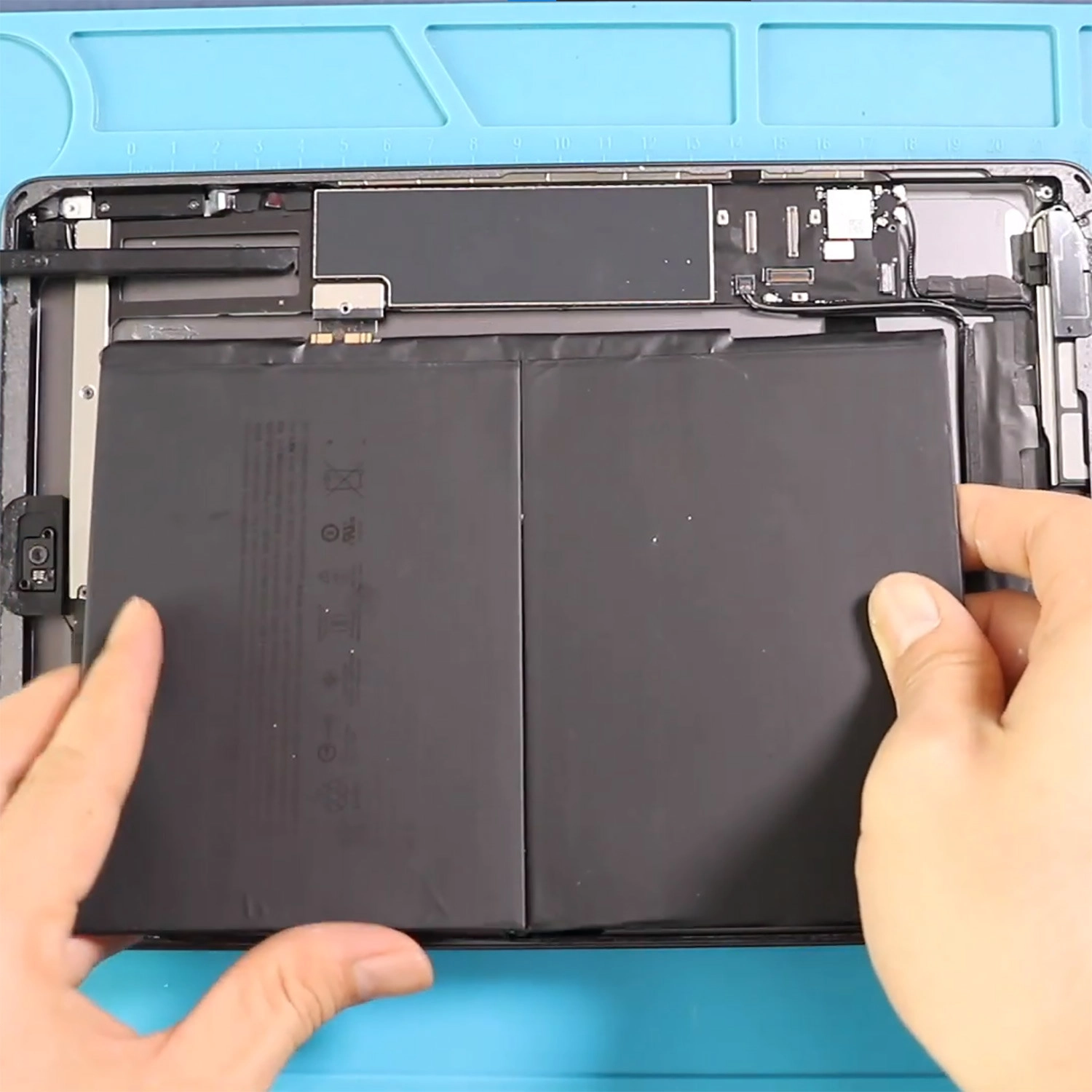 Thay pin iPad Gen 11 (2025)